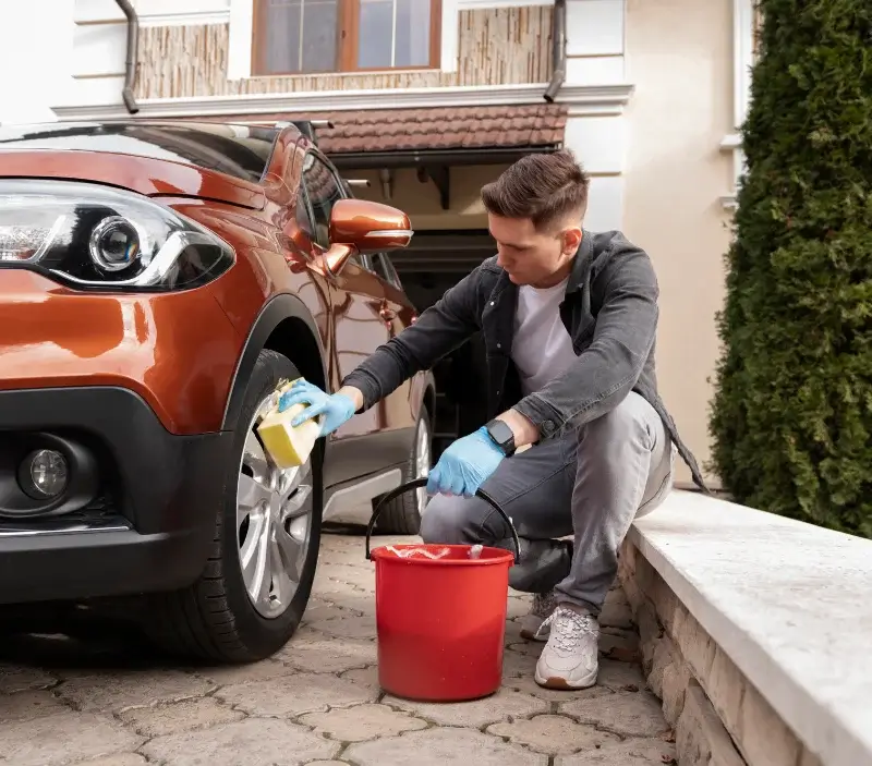 Lavage auto à domicile Grenoble : professionnel intervenant sur un véhicule